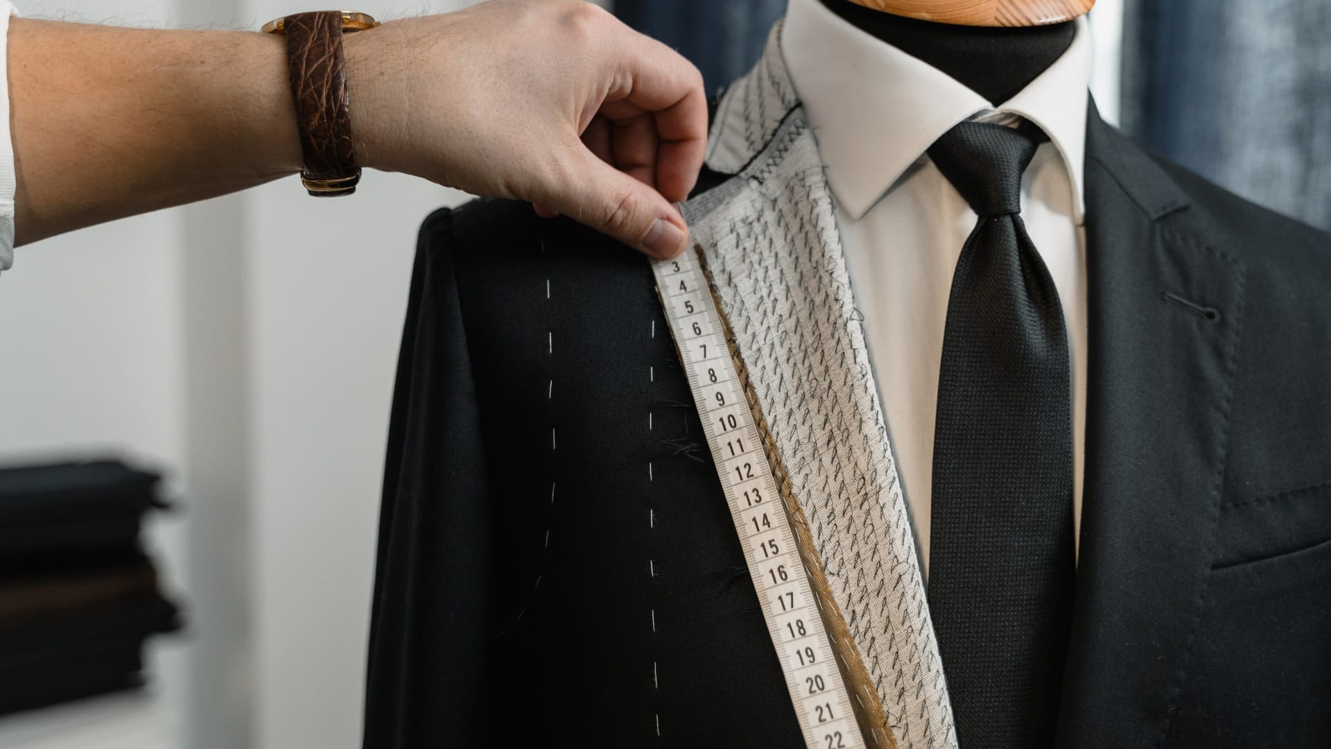 Suit Alteration in Dubai_ A Professional’s Guide to the Perfect Fit
